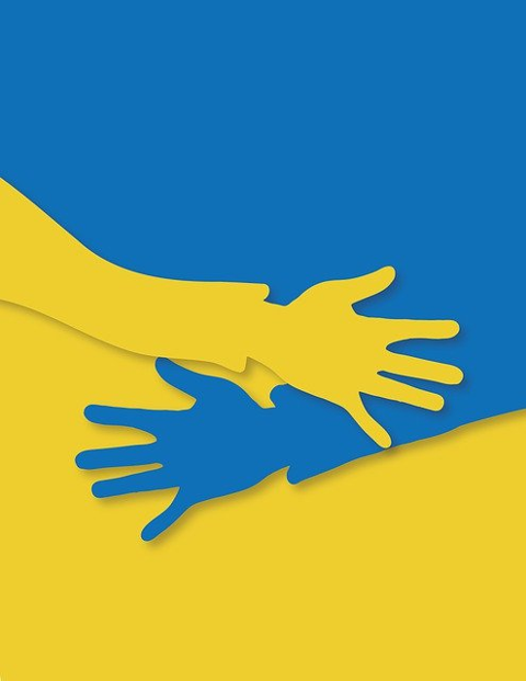 zdjęcie w kolorze flagi ukraińskiej, splecione dłonie w geście przytulenia